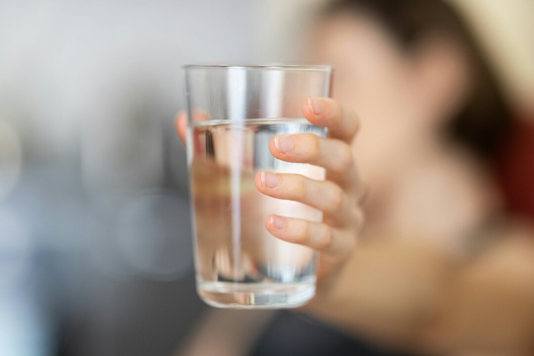Billede af hånd viser glas