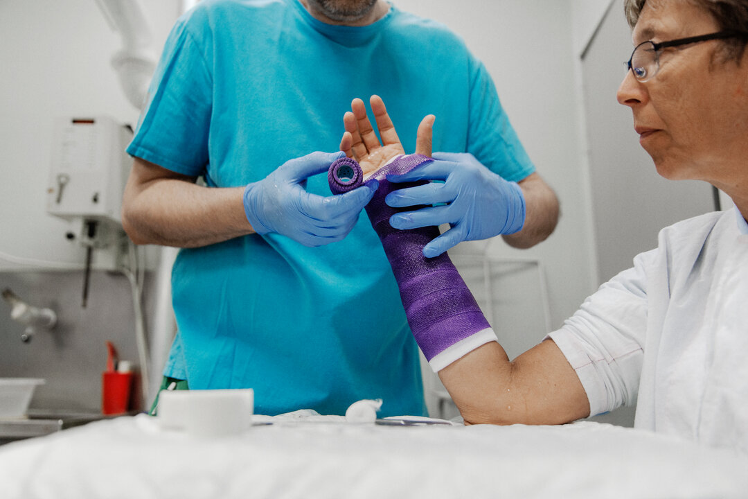 Billedet viser en patient, der får gips på håndleddet. 