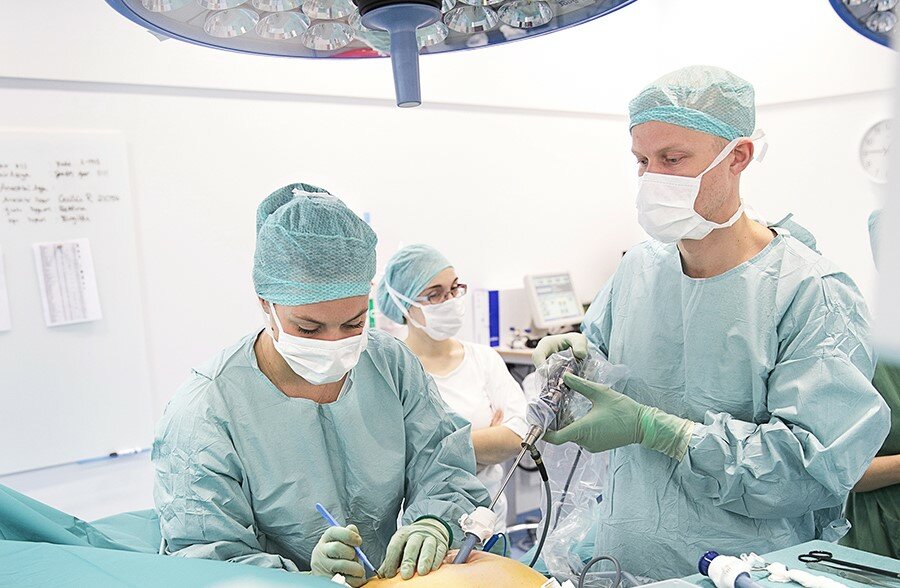 Billedet viser en operationsstue.