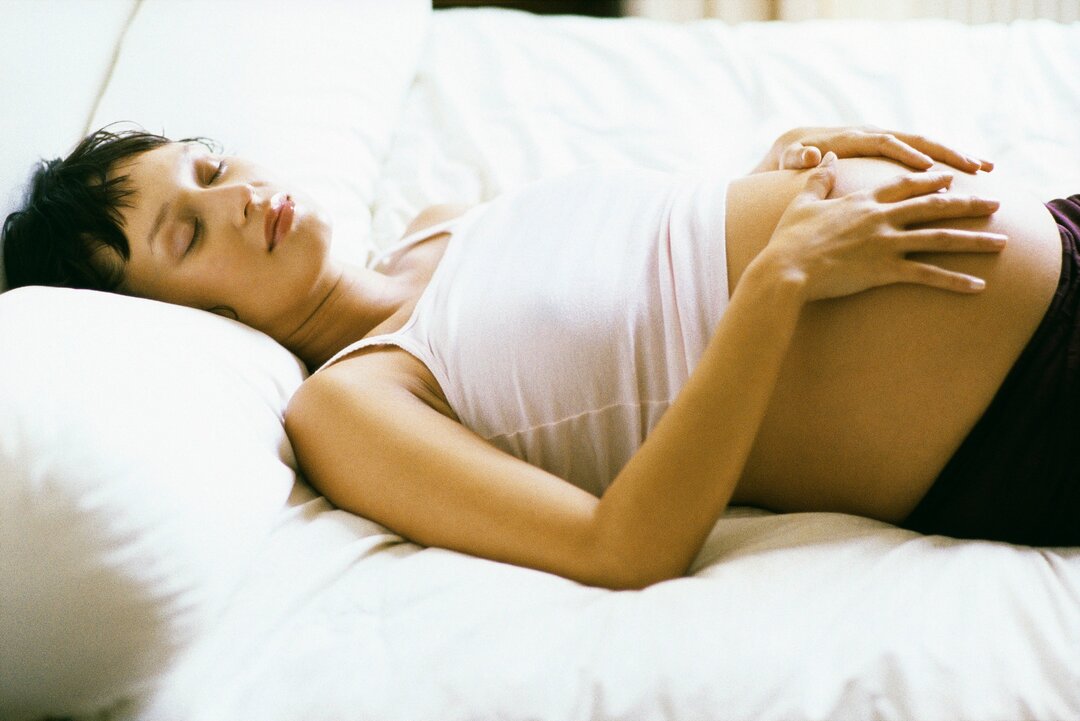 Billedet viser en gravid, der hviler.