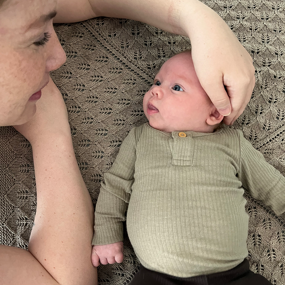 Baby ligger på ryggen med hovedet mod højre