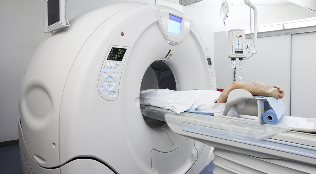 Billede af en patient, der ligger i en CT-skanner