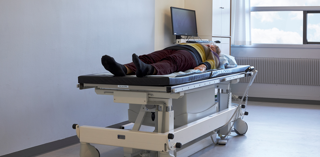 Foto af en patient på skanneren.