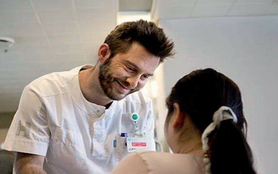Læge tilser patient