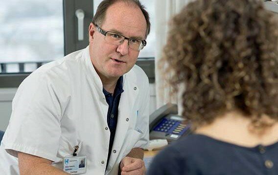 Siddende læge og patient