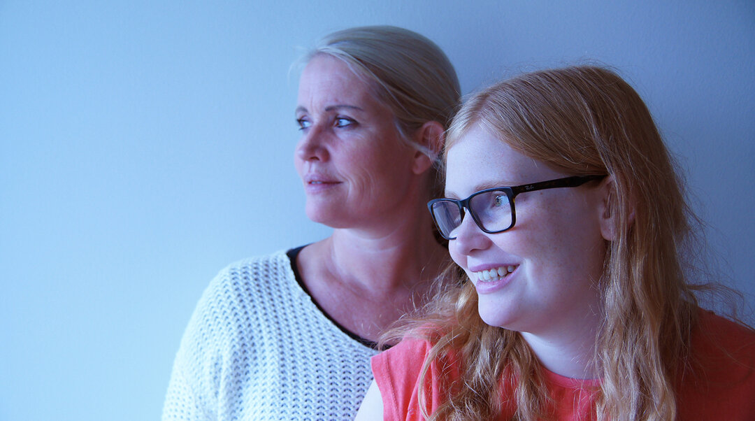 Foto af mor, som er anlægsbærer, og datter med Fragilt X syndrom. Foto: Jette Bune Rasmussen