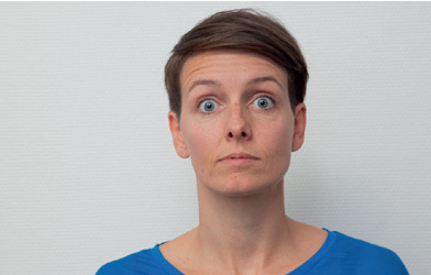 1. Løft øjnebrynene (”se forskrækket ud”)  Løft øjenbrynene og rynk din pande. Hold i tre sekunder. Slap af. Gentag _____ gange