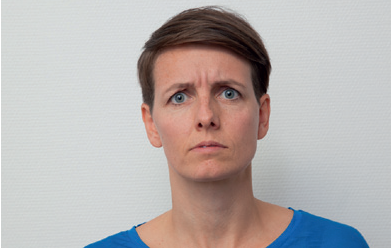 2. Rynk øjenbrynene (”se vred ud”).  Rynk dine øjenbryn kraftigt. Hold i tre sekunder. Slap af .Gentag _____ gange