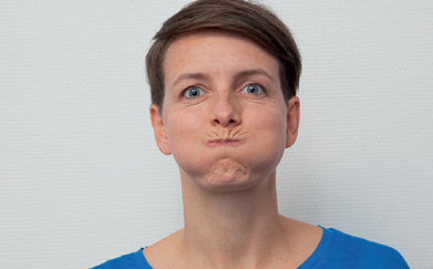 9. Pust luft i kinderne (”blæs luft i en ballon”).  Pust begge kinder op med luft. Hold munden lukket og luften inde i kinderne. Hold i tre sekunder. Slap af .Gentag ____ gange
