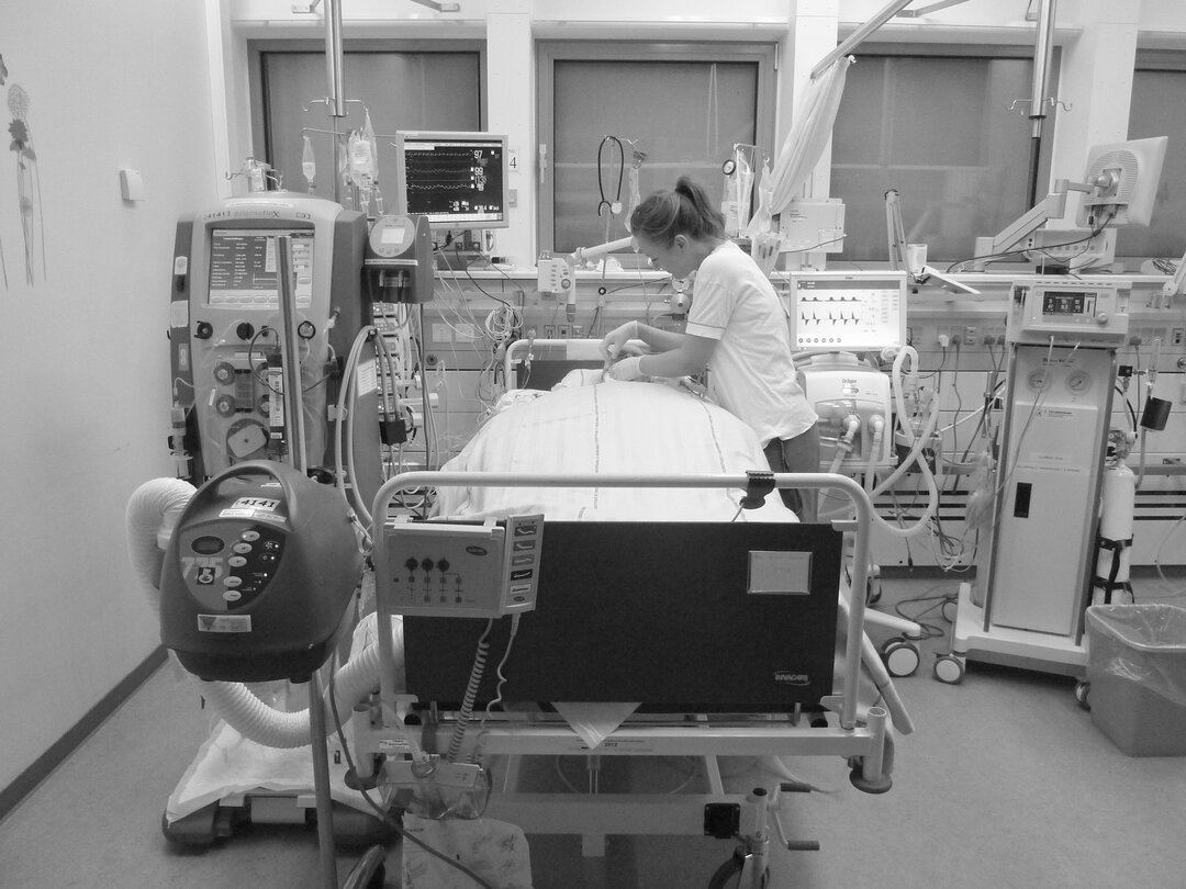 Udstyret omkring patienten
