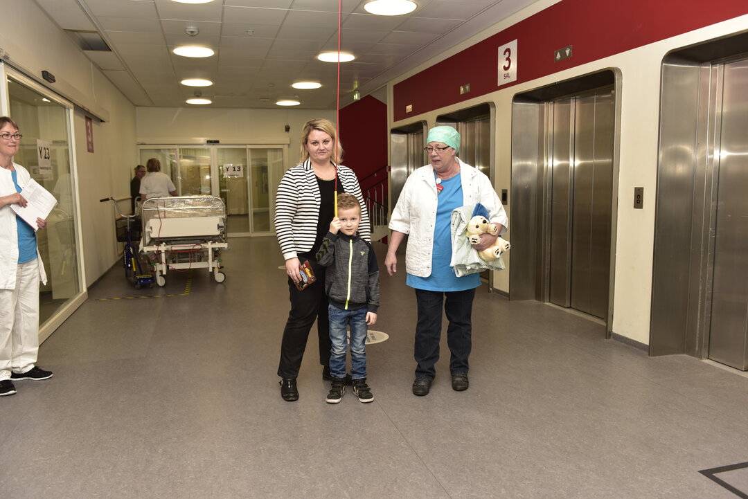 Villads og hans mor går hen til bedøvelsesrummet sammen med sygeplejerske
