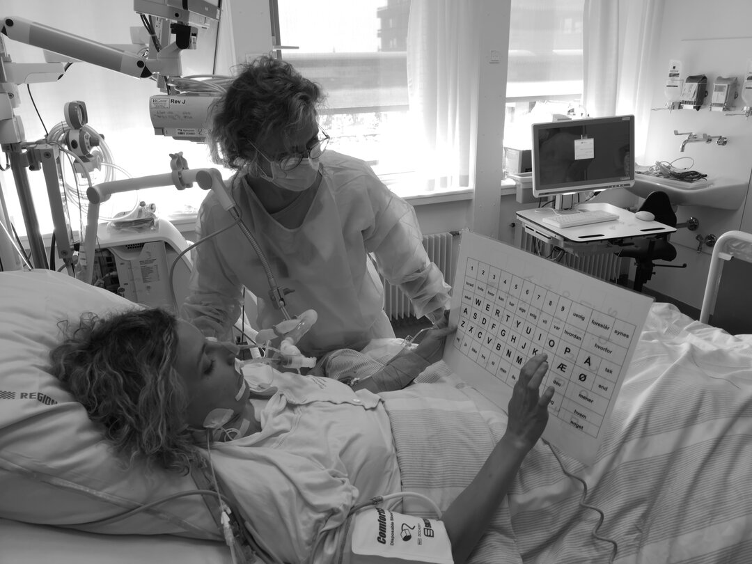 Patienten benytter en pegetavle.