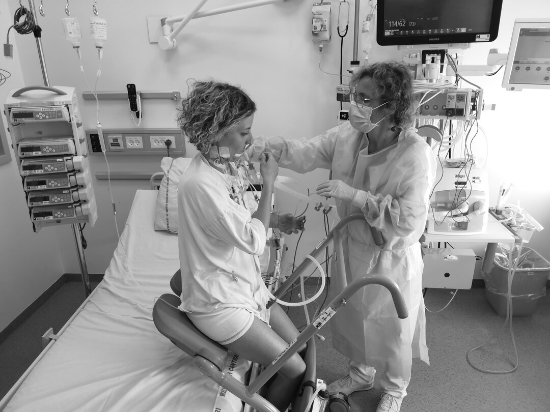 Billedet viser en patient benytte nogle af de hjælpemidler klinikken har til rådighed.