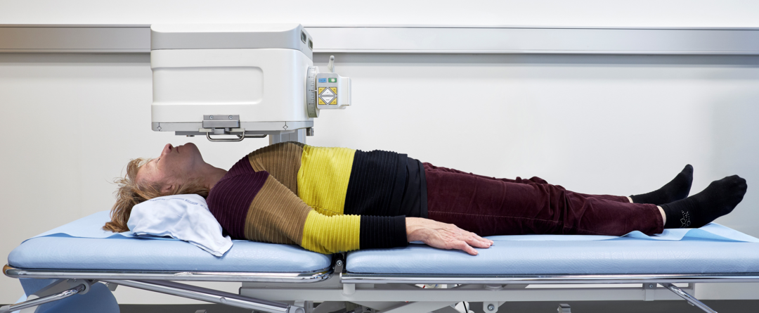 Foto af en patient i en skanner.