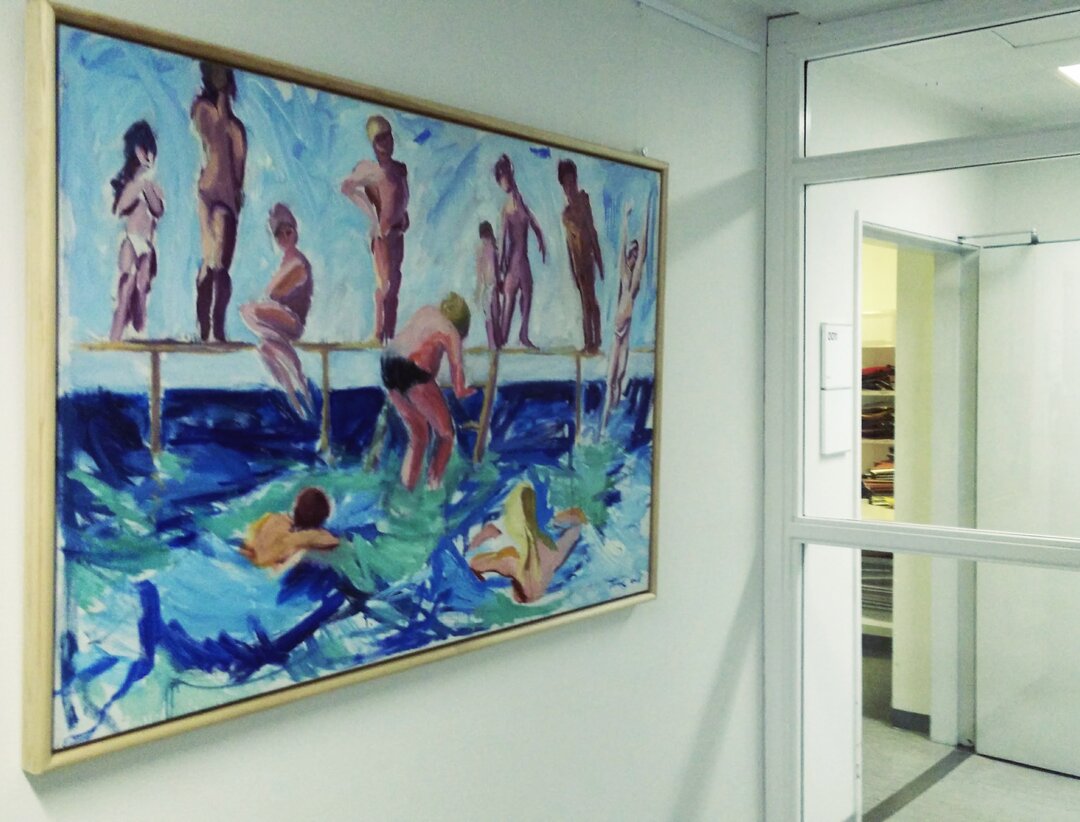 Billedet er et maleri af folk ved en badebro