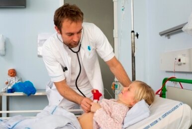 Læge tilser barn