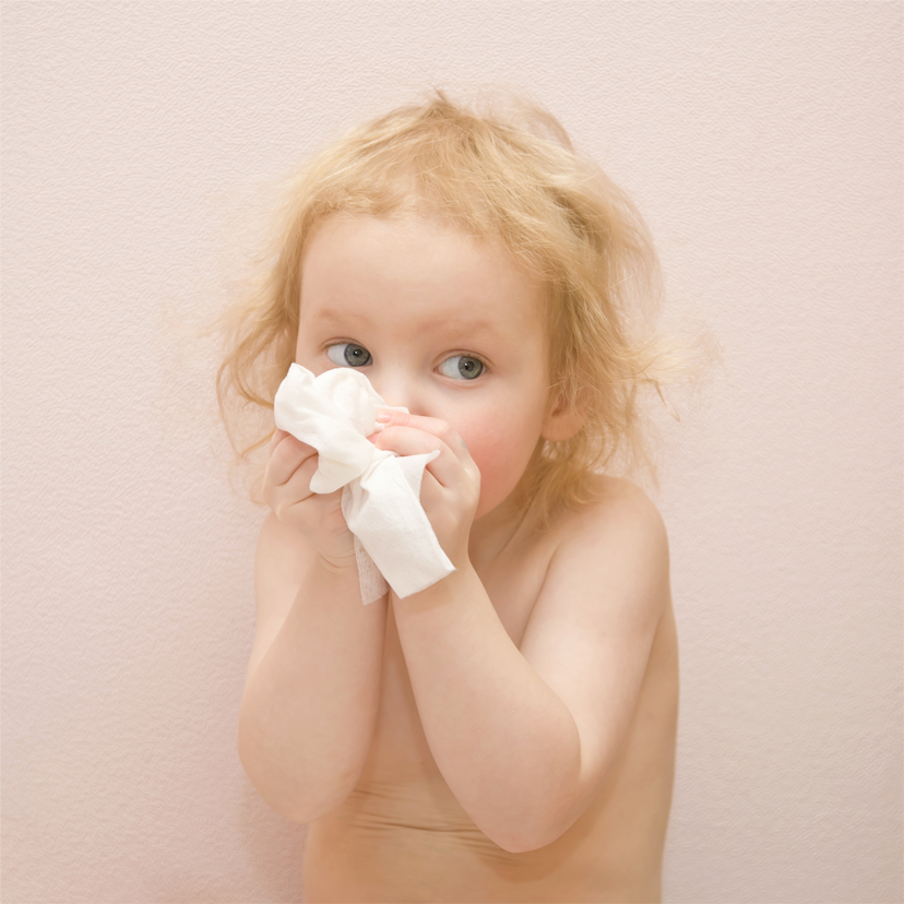 Barn pudser næse