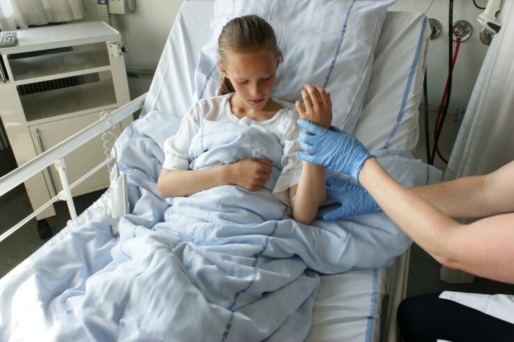 Patient modtager behandling af sygeplejerske