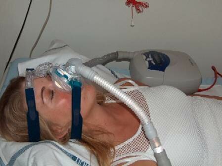 Billede af kvinde med CPAP maske på