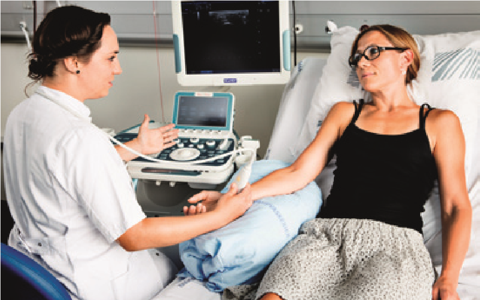 Sygeplejerske ultralydsskanner patient