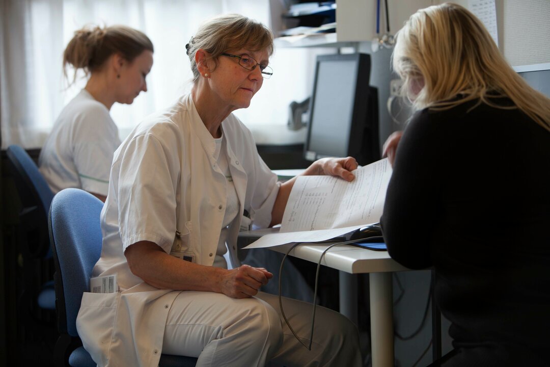 Billede af personale og patient i konsultation