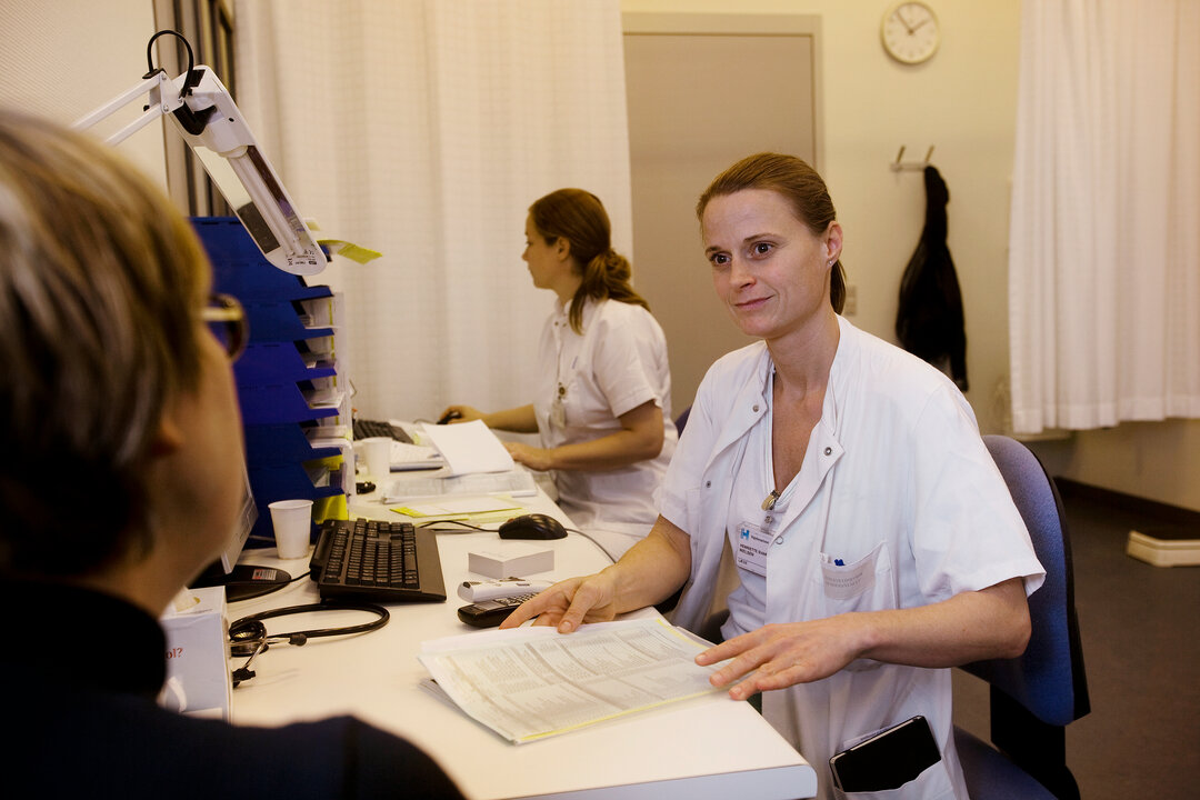 Billede af patient og personale i konsultation