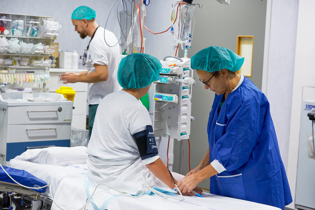 Billede af personale, der klargør patient til operation