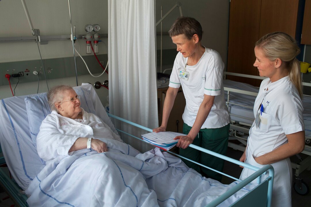 Billede af patient i konsultation med læge og sygeplejerske