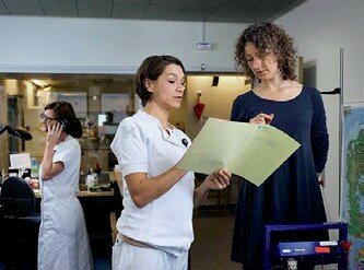 Sygeplejerske og patient kigger i journal